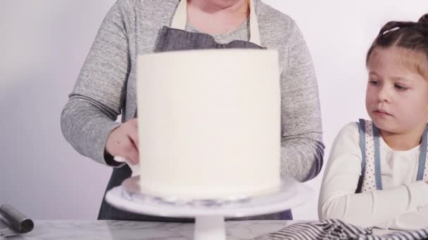 Vanilla round cake — Stock Video