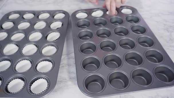 Cupcake Τηγάνι Επένδυση Φύλλο Cupcake Κύπελλα Για Ψήνουν Σοκολάτα Κεκάκια — Αρχείο Βίντεο