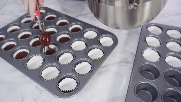 Panela Bolo Forrado Com Copos Papel Alumínio Cupcake Para Assar — Vídeo de Stock