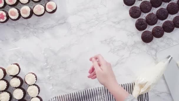 Cupcake Pan Fodrad Med Folie Cupcake Koppar För Att Baka — Stockvideo