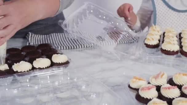 어머니와 케익을 만드는 — 비디오