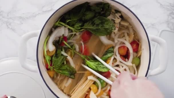 Kochen Topf Pasta Rezept Einem Emaillierten Gusseisernen Holländischen Ofen — Stockvideo