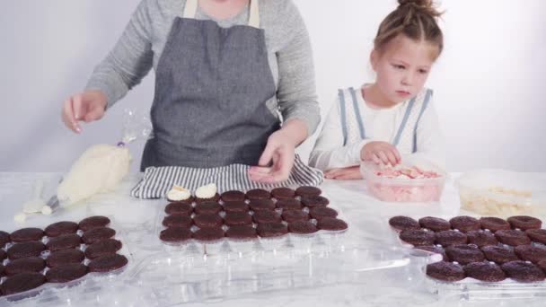 Madre Figlia Fare Cupcake — Video Stock