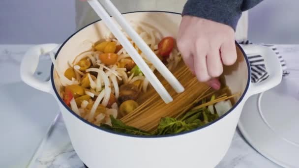 Hacer Pasta Vegetariana Con Tomates Cherry Albahaca Fresca Plato Blanco — Vídeos de Stock