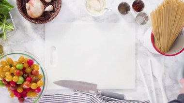 Kiraz domatesli vejetaryen makarna ve beyaz tabakta taze fesleğen yapıyorum..