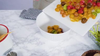 Kiraz domatesli vejetaryen makarna ve beyaz tabakta taze fesleğen yapıyorum..