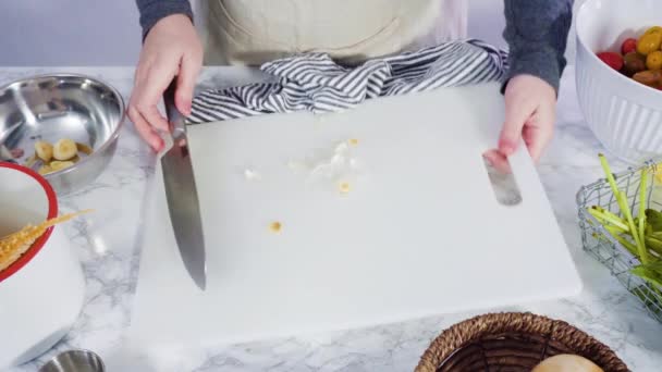 Preparare Pasta Vegetariana Con Pomodorini Basilico Fresco Piatto Bianco — Video Stock