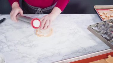 Noel kurabiyeleri pişirmek için şekerli kurabiye hamuru hazırlıyorum..