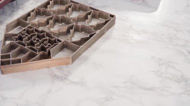 Noel kurabiyeleri pişirmek için şekerli kurabiye hamuru hazırlıyorum..