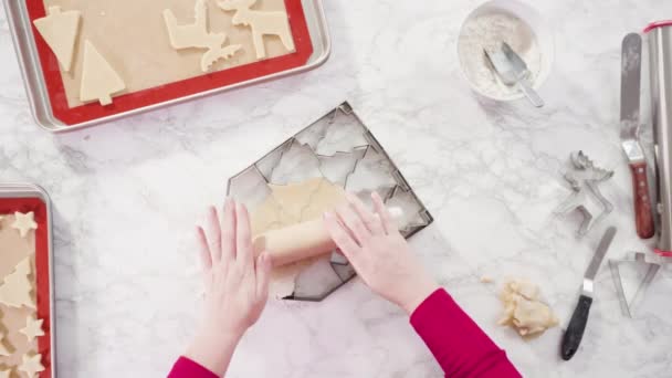 Wytaczanie Ciasta Ciasteczka Cukru Pieczenia Ciasteczek Świątecznych — Wideo stockowe