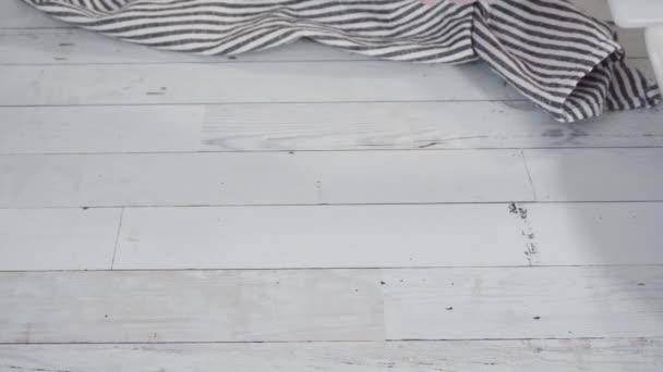 一歩ずつ 白いまな板の上で自家製のマカダミアの切り身 — ストック動画