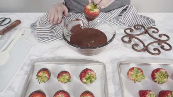 Bereiding Van Witte Pure Chocolade Gedopte Aardbeien — Stockvideo