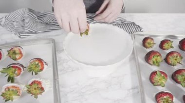 Beyaz ve siyah çikolata soslu çilek hazırlıyorum..