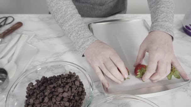Bereiding Van Witte Pure Chocolade Gedopte Aardbeien — Stockvideo