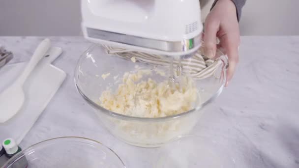 Misturando Ingredientes Misturador Cozinha Para Assar Bolo Baunilha Três Camadas — Vídeo de Stock