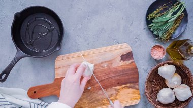 Düz yatıyordu. Fırında sarımsak ve taze baharatlı dökme demir tavayla sarımsak hazırlıyorum..
