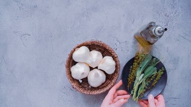 Düz yatıyordu. Fırında sarımsak ve taze baharatlı dökme demir tavayla sarımsak hazırlıyorum..