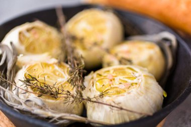 Fırında sarımsak tarifi dökme demir tavada baharatlarla yapılır..