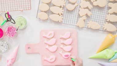 Adım adım. Düz yatıyordu. Paskalya şekerli kurabiyeleri dönüşümlü kremayla süslemek.