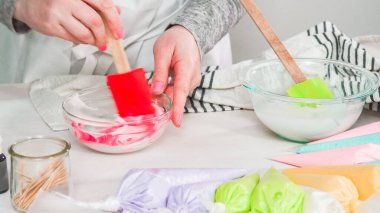 Adım adım. Düz yatıyordu. Paskalya şekeri pişirmek için kraliyet kremasını karıştırıyorum..