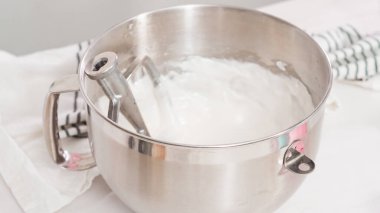 Adım adım. Düz yatıyordu. Paskalya şekeri pişirmek için kraliyet kremasını karıştırıyorum..