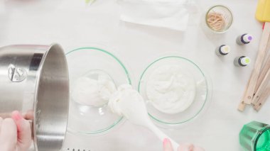 Adım adım. Düz yatıyordu. Paskalya şekeri pişirmek için kraliyet kremasını karıştırıyorum..