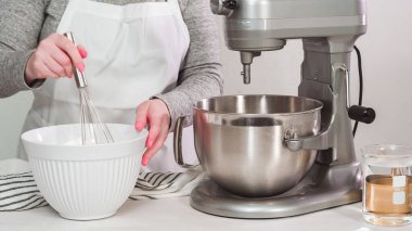 Adım adım. Düz yatıyordu. Paskalya kurabiyeleri için mutfak karıştırıcısına kraliyet kreması karıştırıyorum..