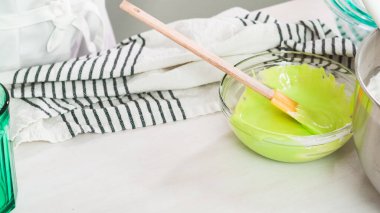 Adım adım. Düz yatıyordu. Paskalya şekeri pişirmek için kraliyet kremasını karıştırıyorum..