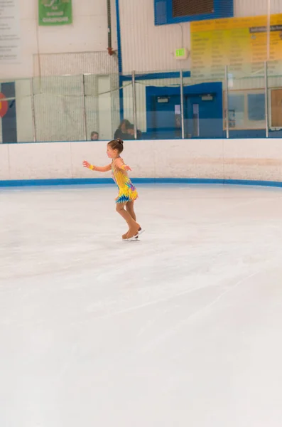 Ragazzina Che Pratica Competizione Pattinaggio Artistico Sulla Pista Pattinaggio Coperto — Foto Stock