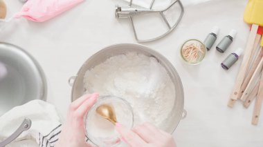 Adım adım. Düz yatıyordu. Paskalya şekeri pişirmek için kraliyet kremasını karıştırıyorum..