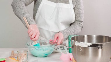 Adım adım. Düz yatıyordu. Paskalya şekeri pişirmek için kraliyet kremasını karıştırıyorum..