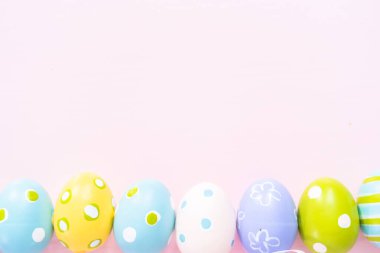 Pembe arka planda boyanmış Paskalya yumurtaları..