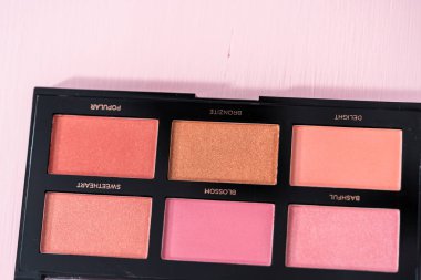 Pembe arka planda yeni palet allık.