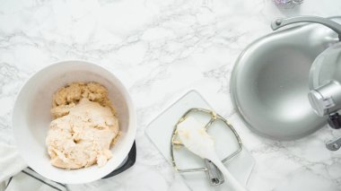 Adım adım. Düz yatıyordu. Şekerli kurabiye pişirmek için mutfak mikserinin malzemelerini karıştırıyorum..