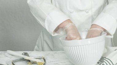 Adım adım. Şekerli kurabiye pişirmek için mutfak mikserinin malzemelerini karıştırıyorum..