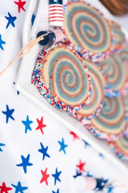 4 Temmuz kutlamaları için kırmızı, beyaz ve mavi şekerli kurabiyeler..