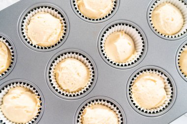 Vanilyalı kek pişirmek için kek hamurunu kek kalıbıyla kaplayıp kapkek kalıbına koymak..