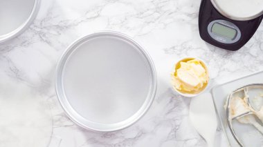 Düz yatıyordu. Adım adım. Pasta yapmak için tereyağlı tava yağlamak..