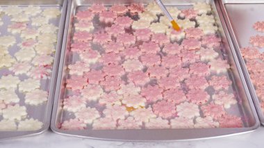 Adım adım. Çikolatalı kar tanelerinin tozunu alıyorum Parlak gıda tozuyla.