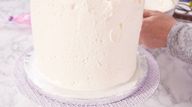 Adım adım. Beyaz İtalyan kremalı, yuvarlak funfetti keki..