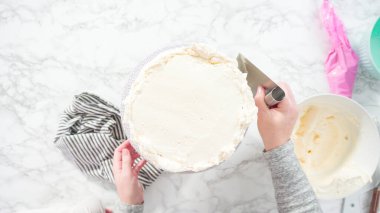 Düz yatıyordu. Adım adım. Beyaz İtalyan kremalı, yuvarlak funfetti keki..