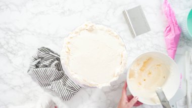 Düz yatıyordu. Adım adım. Beyaz İtalyan kremalı, yuvarlak funfetti keki..