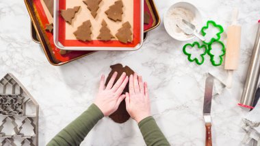 Düz yatıyordu. Adım adım. Noel kurabiyesi pişirmek için zencefilli kurabiye hamuru yuvarlıyorum..