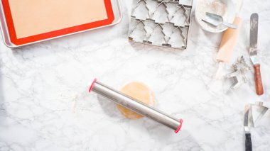 Düz yatıyordu. Adım adım. Noel kurabiyeleri pişirmek için şekerli kurabiye hamuru hazırlıyorum..