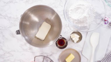 Düz yatıyordu. Adım adım. Krem peynirli krema hazırlamak için mutfak mikserinin malzemelerini karıştırıyorum..