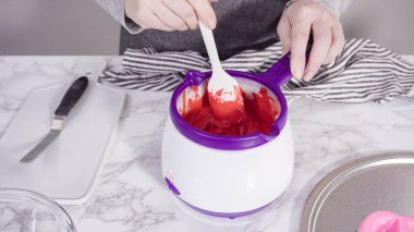 Adım adım. Çikolata kalıplı şekiller için erimiş kırmızı çikolata parçaları..