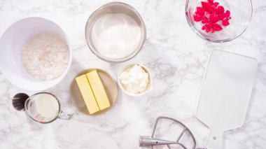 Düz yatıyordu. Adım adım. Kırmızı kadife kek pişirmek için..