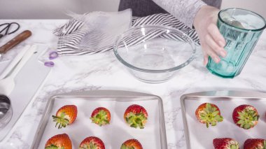 Adım adım. Çikolatalı çilek hazırlamak için çikolata parçacıkları eritiyorum..