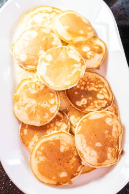 Kefir tabanında taze yapılmış küçük krepler..