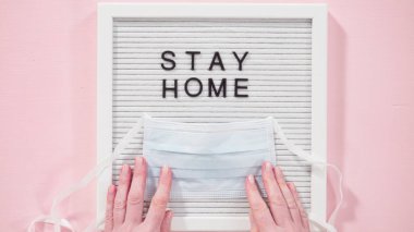 Düz yatıyordu. Mavili bir tıbbi maskeyle mesaj panosunda 